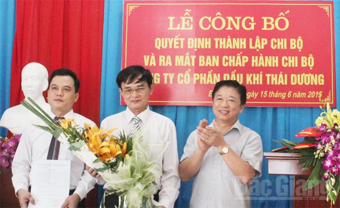 Đảng ủy Các KCN tỉnh trao Quyết định thành lập cho Chi bộ Công ty Cổ phần Dầu khí Thái Dương. Đây là Chi bộ đầu tiên được thành lập từ Đề án.