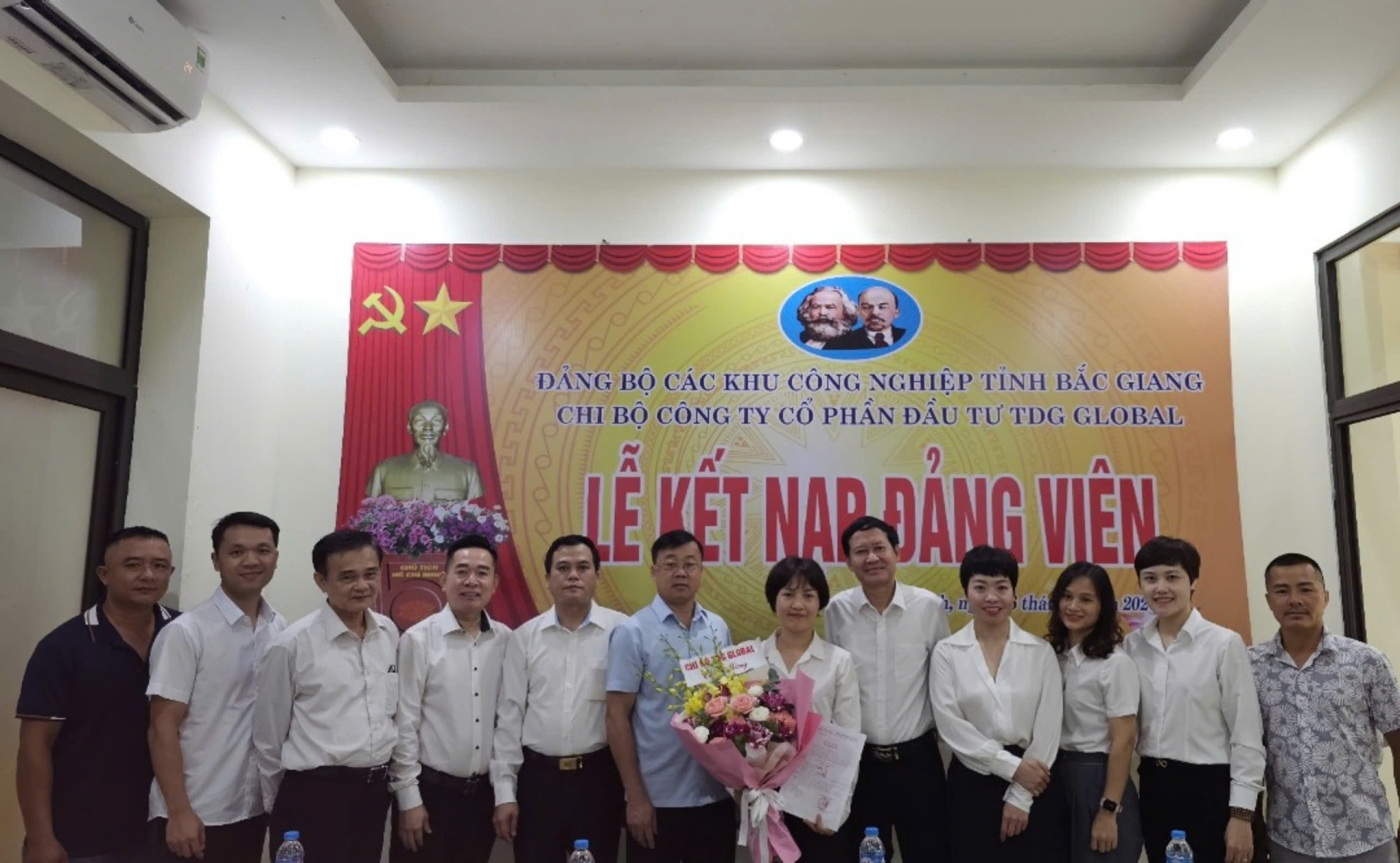 Chi bộ Công ty cổ phần đầu tư TDG Global long trọng tổ chức Lễ kết nạp Đảng viên mới năm 2024